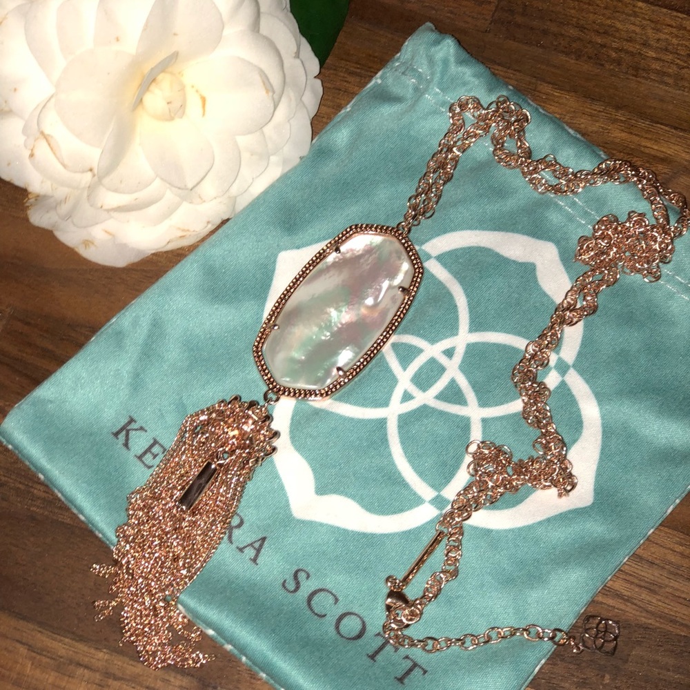 Rose gold Rayne necklace in mother of pearl